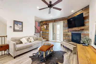 Image de Elegant Dog-Friendly Townhome W/ Fast WiFi, Shared Pool/Hot Tub & Ideal Location