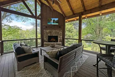 Image de Pine Cone Cottage | Gorgeous Mountain Cottage with Screened in Porch & Outdoor Fireplace