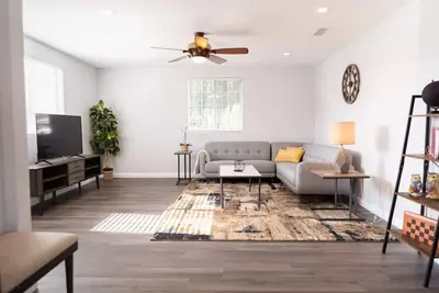 Image de Large 4-Bedroom House With Air Hockey Table Close To Disneyland In Orange County  (p41)