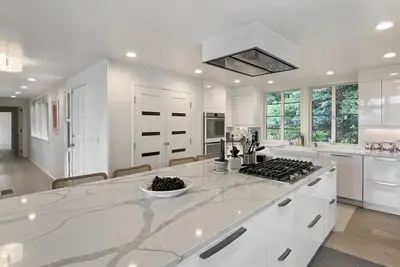 Image de The Tree House | Elegant Mid-Century Modern with Guest Cottage & Hot Tub