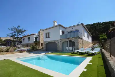 À louer maison avec piscine à Begur, centre