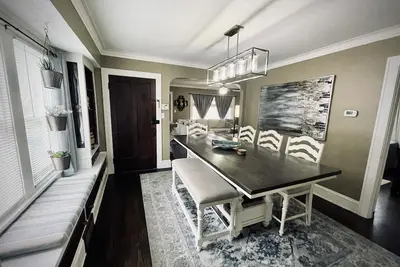 Image de Upstairs Unit with Office Space near Downtown Cleveland + National Park