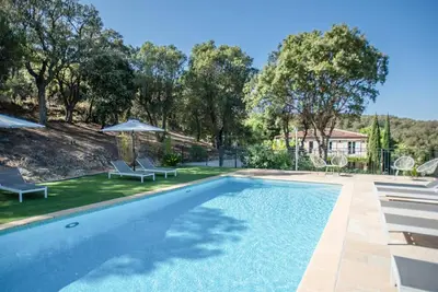 Image de Villa de luxe avec grande piscine et jardin