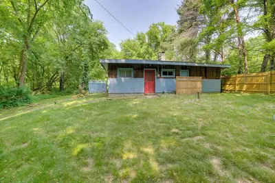 Image de Rustic Cottage with Fire Pit & Private Yard!