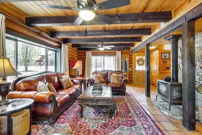 Image de Near Dining, Hiking & Golf: Pinetop Log Cabin!