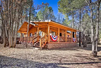 Image de Rustic Pinetop Cabin: 4 Mi to Woodland Lake!
