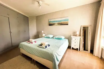 Image de Appartement \"Front-Line Apartment\" près de la plage avec jardin
