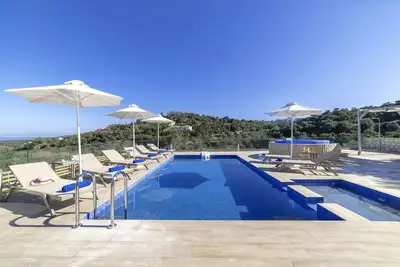 Image de Etesians Villa, Heated Pool & Spa Whirlpool, Bbq