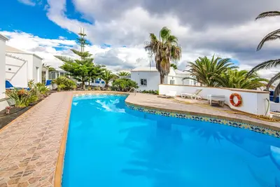 Image de A3, in a small complex with communal heated pool 100m from the sea