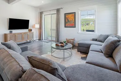 Image de Ideal Location for Year-Round Recreation \/ Skiing! Visit Park City Mountains Are Calling!