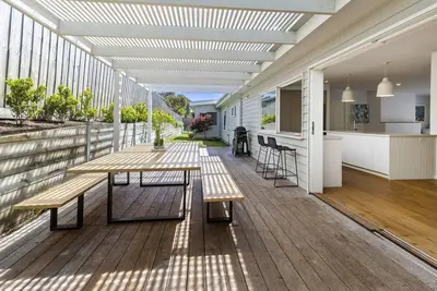 Image de Stunning new family home is light and fresh with a Hamptons feel (sleeps 10)