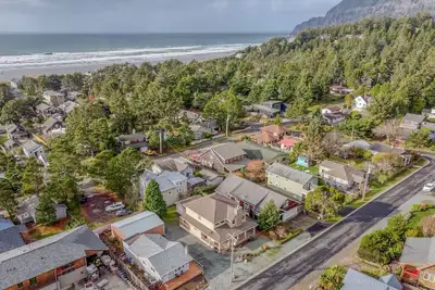 Image de Prime Manzanita Location Near Town and Beach, with Fireplace and Soaking Tub!