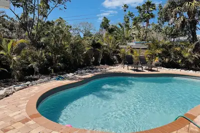 Image de Heated Pool/2 min walk 2 the Beach/Sleeps 9/Cute