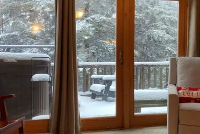 Image de Slopeside-Loggers Run- 3-floor Townhome - Ski-in/Ski-out to Upper Flume - Green