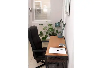 Image de Centrally located apt. ideal for business & pleasure.