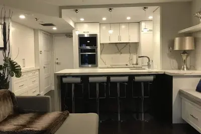 Image de Exciting Sought After King West Condo with Parking