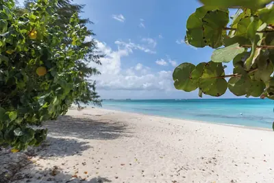 Image de Sundowner 3, on the beautiful 7 Mile Beach with stunning sunset views!