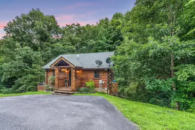 Image de Ultimate Wears Valley Retreat: Firepit- Hot Tub- Game Room- 10 Min to the Action