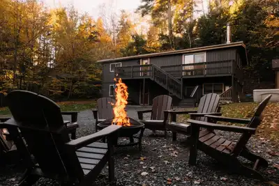 Image de Between the Pines-Hot Tub Bliss🎿Game Room, Firepit & Pet Friendly!