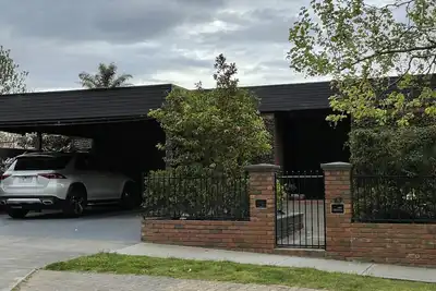 Image de Large mid century executive family home with pool and spa in prestige suburb