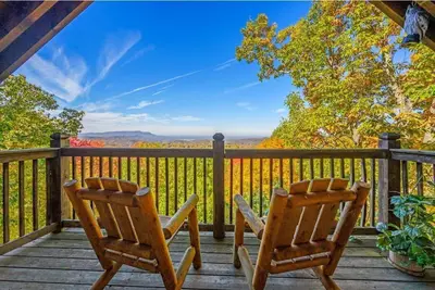 Image de ★ Serenity Heights ★ | Views, Hot Tub, Game Room