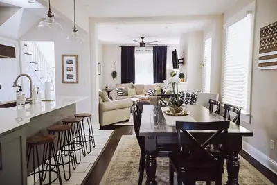 Image de Entire House, Great Location, Stylish decor!