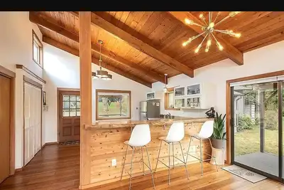 Image de Downtown retreat with hot tub, & beach steps away