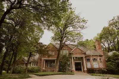 Image de Mini Mansion with Pool, Hot Tub, Decking Overlooking Pond & Games - Weddings