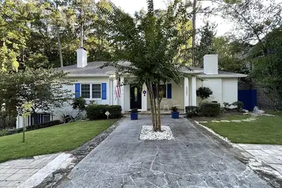 Image de Cheerful, fully renovated home, close to everything