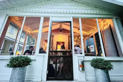 Image de The 111. An award winning cottage renovation in the heart of historic Lakeside.