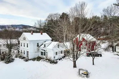 Image de Sunday River Area 1860s Eclectic Farmhouse 8 Person Hot Tub