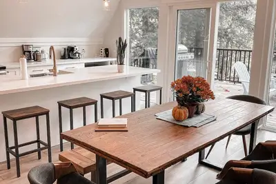 Image de Bright A-Frame Cottage on the Lake