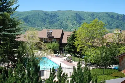 Image de 2 Br with 1 King Bed next to Pool and Hot Tub | 2 Bed, 2 Bath