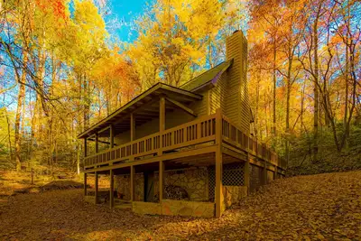 Image de 1. 5 mi to Dtwn, romantic, secluded yet centrally located, Hot tub, 🔥pit, fireplace