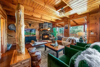 Image de Log Cabin with Stunning Views! Hot Tub! Sauna! Games! Bbq! Patio Fireplace! Pets ok!