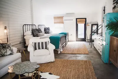 Image de Heart of the Ssi studio cottage, fresh design, Walk to shops/dinner/lighthouse