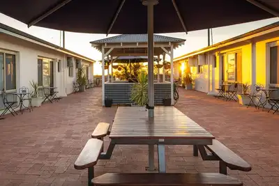 Image de U8 Family friendly accommodation directly across from the Beach, Murchison River