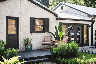 Image de Walk to restaurants, lighthouse and shops! Charming cottage, cozy & bright!