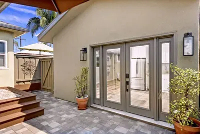 Private Cottage near Village, Zoo and Beaches