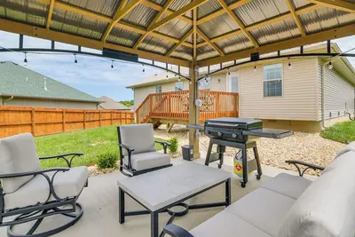 Image de Ozark Home: Pool Access, Deck & Fenced Yard