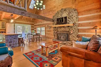 Image de Luxe Dog-Friendly Cabin w/ Hot Tub & Game Room