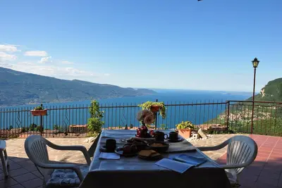 Image de Appartement \"Stella del Garda 2\" avec vue sur le lac et les montagnes, terrasse, jardin et Wi-Fi
