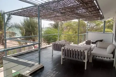 Image de Villa avec terasse à l’étage et terrasse au rez de chaussée donnant sur plage