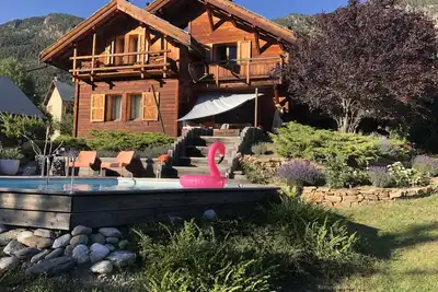 Image de Chalet avec piscine extérieure chauffée et terrain de pétanque.