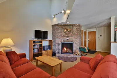 Image de 2br/2ba Fall Line Condo with Mountain Views on Shuttle Route. Pool. Hot Tub. E4