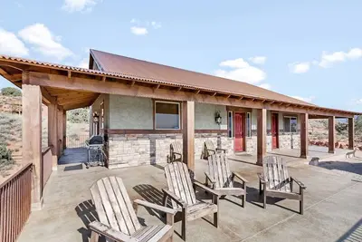 Image de Badlands Roost: a rustic-modern designed home