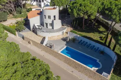 Cornelia: Villa rénovée avec piscine et à Cala Montgó