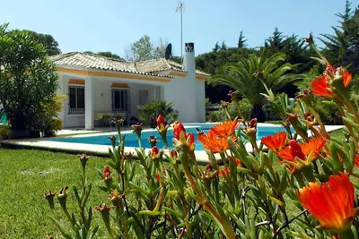 Image de Very comfortable vacation home with well-kept garden and private swimming pool.