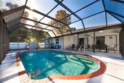 Image de 3 Palms Inn- 2/3 bedroom heated pool house!