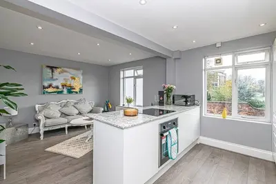 Image de Modern Racecourse apt w/ parking within city walls